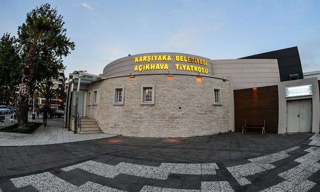 Bostanlı Suat Taşer Tiyatrosu