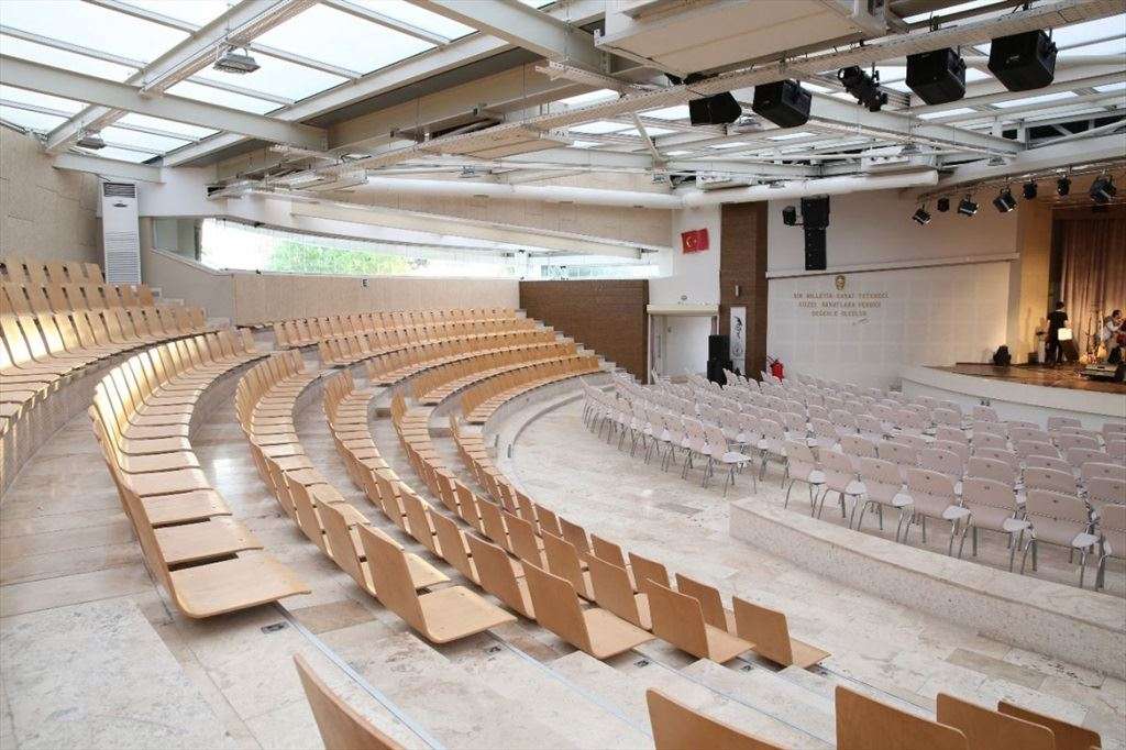 Bostanlı Suat Taşer Tiyatrosu