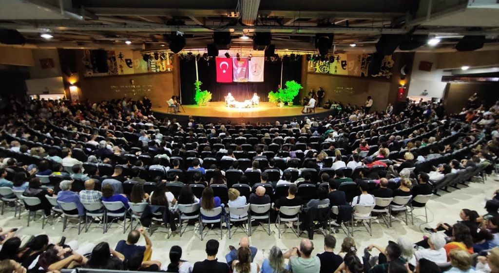 Bostanlı Suat Taşer Salonu